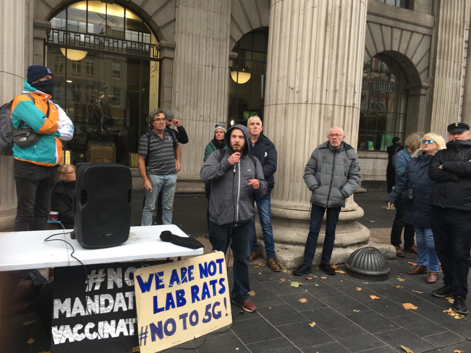 İrlanda'da koronavirüs kısıtlamaları protesto edildi - Atölye BİA