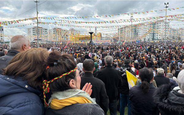 Diyarbakır Newroz’u: Yağmur bile Kürtler için durmuşsa, barış neden olmasın!